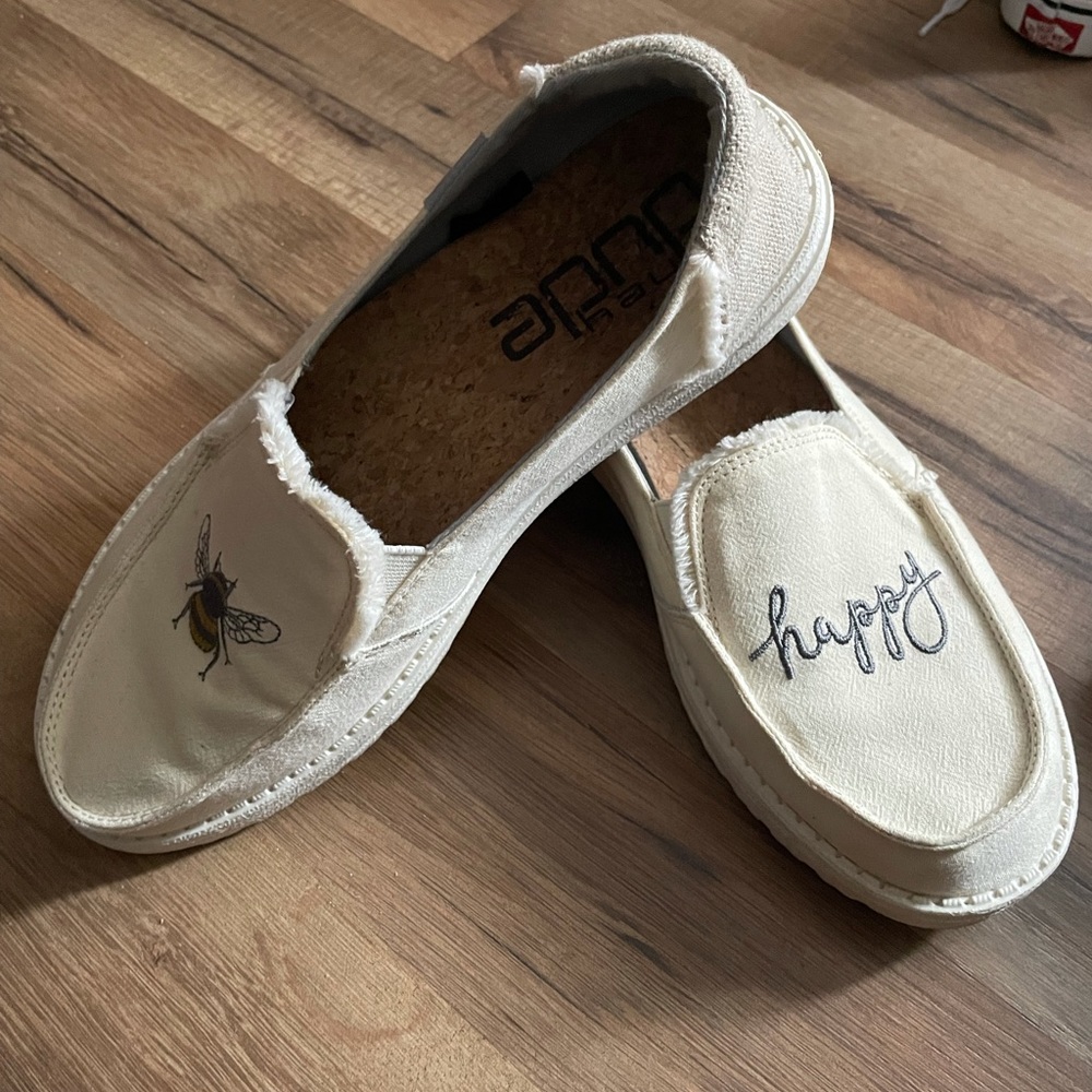 Hey Dude women’s Bee Happy shoes. Size 9